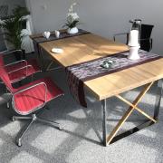 Tisch mit einer Bambusplatte und Chromfüßen